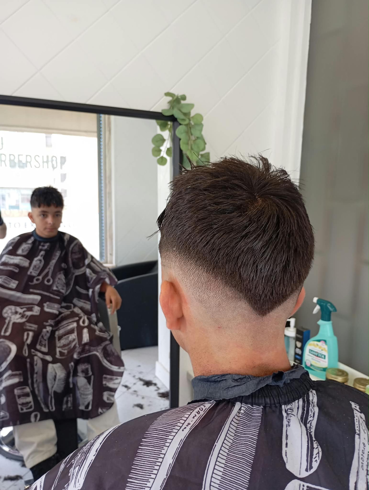 Corte texturizado com degradê na nuca