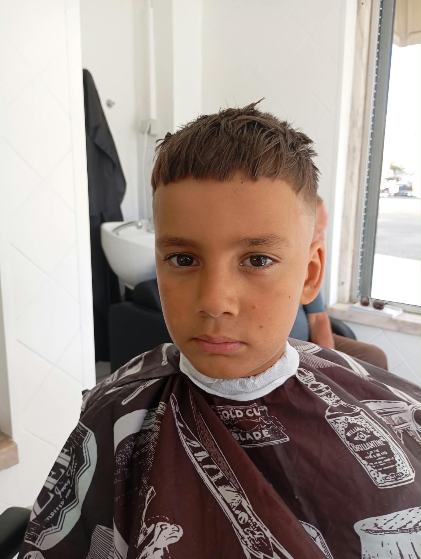 Corte infantil curto com franja definida