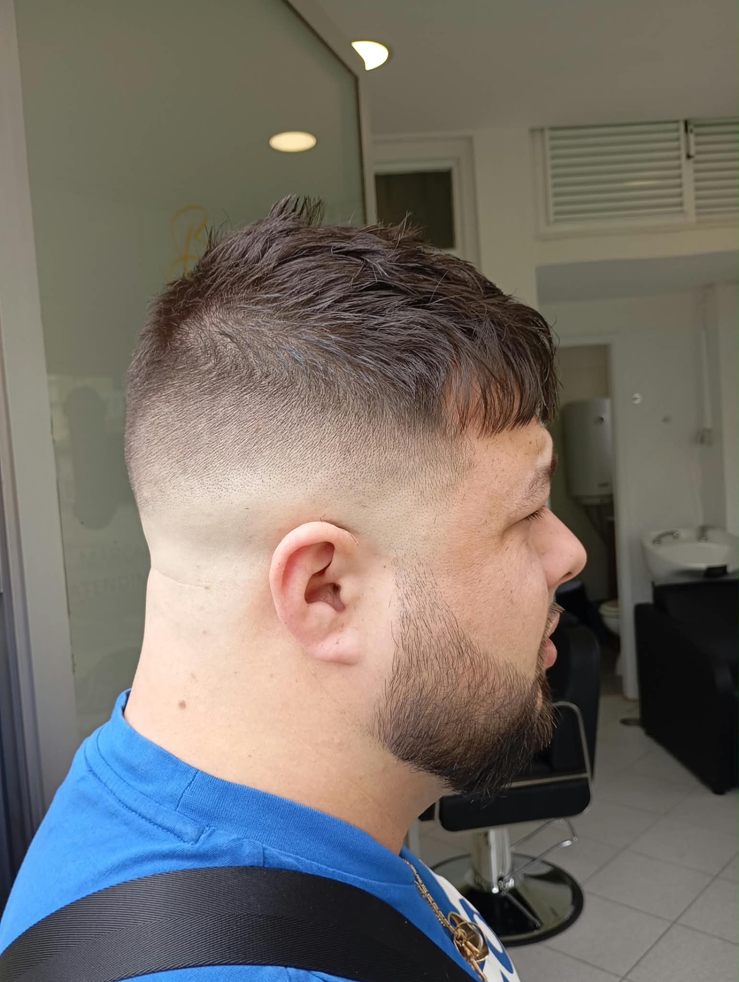 Corte com topo texturizado e degradê muito curto nas laterais
