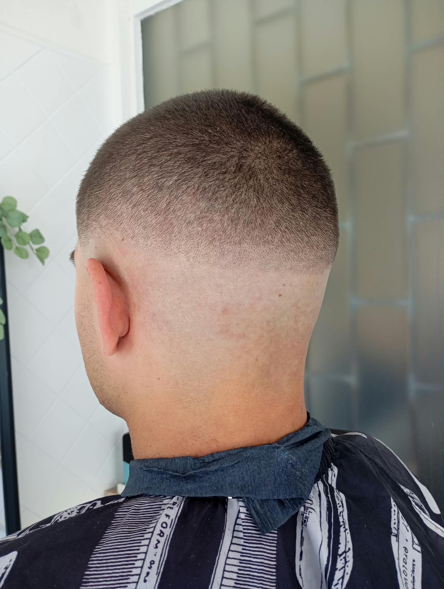 Corte curto com degradê alto acabado na ARJ Barbearia