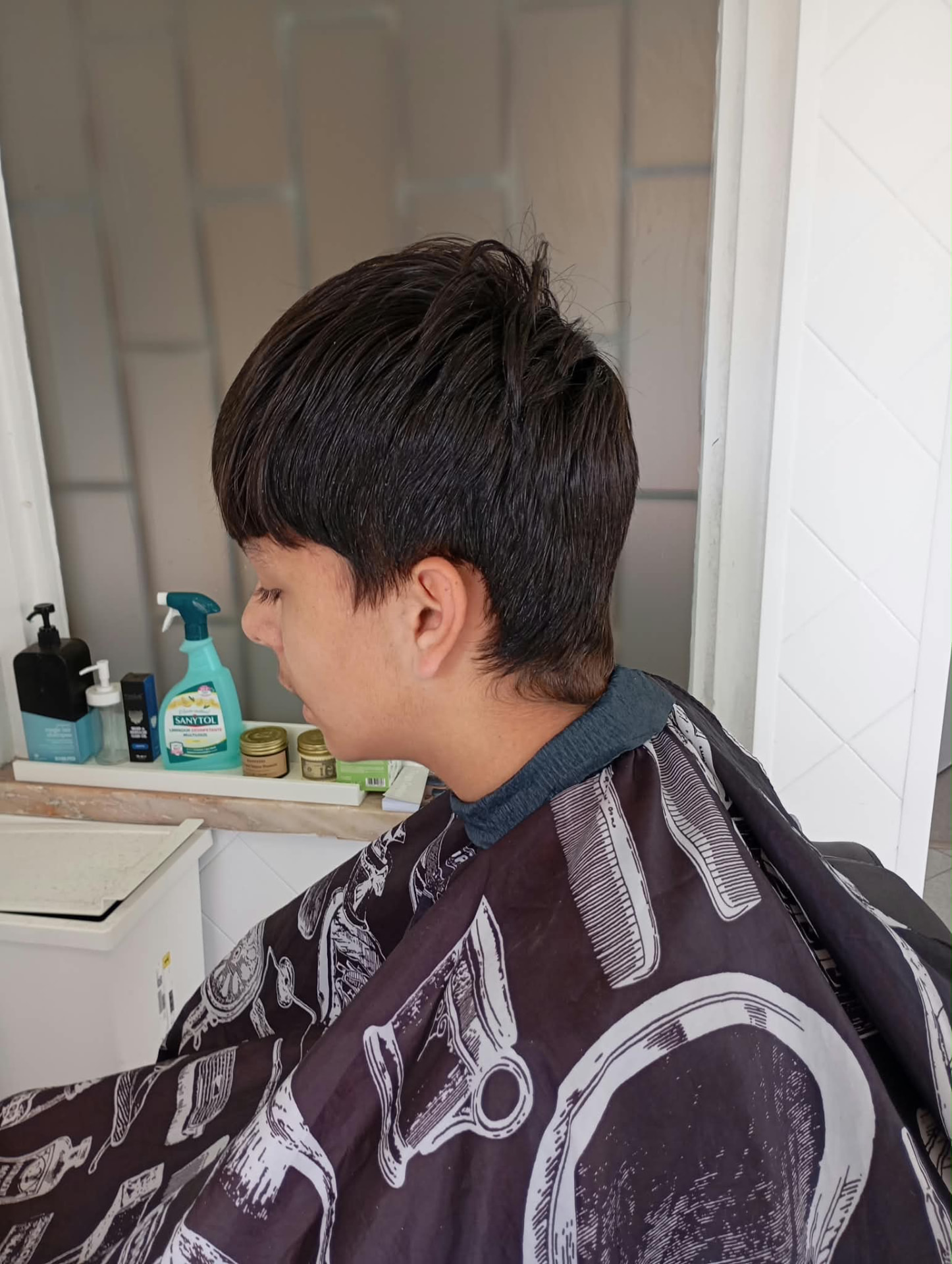 Cliente ao chegar à ARJ Barbearia com cabelo comprido e sem forma definida